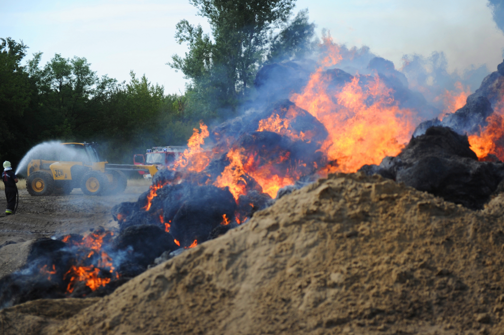 Szalmabálák lángoltak Tiszaalpár közelében