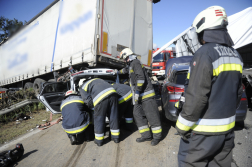 Két kamion és két személyautó ütközött az M5-ös autópályán_5