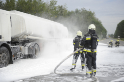 Egy tartályos kamion kerekei égtek a 44-es főúton_9