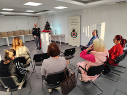 Karácsonyi ajándékcsomagok a tűzoltók segítségével az egyszülős családoknak