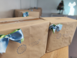 Karácsonyi ajándékcsomagok a tűzoltók segítségével az egyszülős családoknak