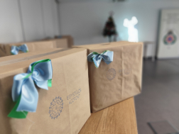 Karácsonyi ajándékcsomagok a tűzoltók segítségével az egyszülős családoknak