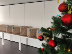 Karácsonyi ajándékcsomagok a tűzoltók segítségével az egyszülős családoknak