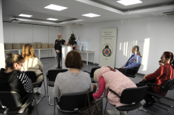 Karácsonyi ajándékcsomagok a tűzoltók segítségével az egyszülős családoknak