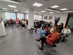 Karácsonyi ajándékcsomagok a tűzoltók segítségével az egyszülős családoknak