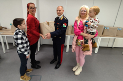 Karácsonyi ajándékcsomagok a tűzoltók segítségével az egyszülős családoknak