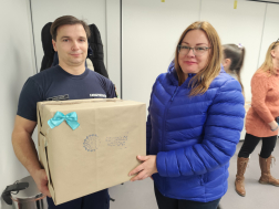 Karácsonyi ajándékcsomagok a tűzoltók segítségével az egyszülős családoknak