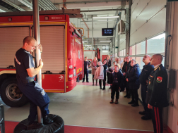 Karácsonyi ajándékcsomagok a tűzoltók segítségével az egyszülős családoknak