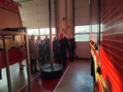 Karácsonyi ajándékcsomagok a tűzoltók segítségével az egyszülős családoknak