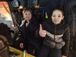 Karácsonyi ajándékcsomagok a tűzoltók segítségével az egyszülős családoknak