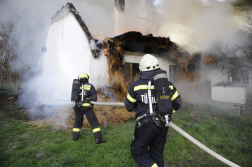 Nádfedeles lakóház tetőszerkezete égett Lajosmizsén_2