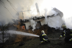 Nádfedeles lakóház tetőszerkezete égett Lajosmizsén_4