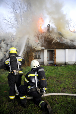 Nádfedeles lakóház tetőszerkezete égett Lajosmizsén_5