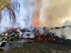 Nádfedeles lakóház tetőszerkezete égett Lajosmizsén_6