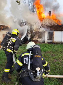 Nádfedeles lakóház tetőszerkezete égett Lajosmizsén_8