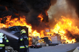 Hulladékfeldolgozó telepen keletkezett tűz