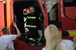 Gyerekforgatag a tűzoltóságokon
