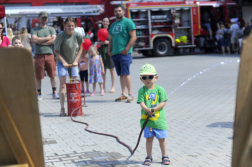 Gyerekforgatag a tűzoltóságokon