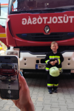 Gyerekforgatag a tűzoltóságokon