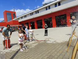 Gyerekforgatag a tűzoltóságokon