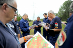 Gyakorlat erdőtűz által veszélyeztetett területen