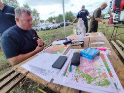Gyakorlat erdőtűz által veszélyeztetett területen